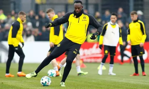 ട്രാക്കില്‍ നിന്നും ഫുട്ബോള്‍ മൈതാനത്തേക്ക് ചുവട് മാറ്റി ബോള്‍ട്ട്; സെന്‍ഡ്രല്‍ കോസ്റ്റ് മാരിനേഴ്സിനായി പന്ത് തട്ടും