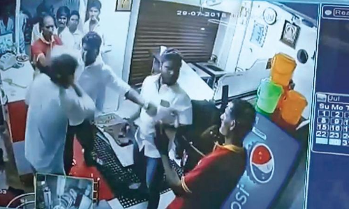 പാതിരാത്രിയില്‍ ബിരിയാണി നൽകാത്തതിന് ഹോട്ടൽ ജീവനക്കാര്‍ക്ക് ഡിഎംകെ നേതാക്കളുടെ മര്‍ദ്ദനം