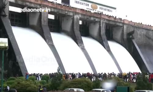 മനോഹരിയായി മലമ്പുഴ ഡാം; ജലപ്രവാഹം കാണാന്‍ സഞ്ചാരികളുടെ ഒഴുക്ക്