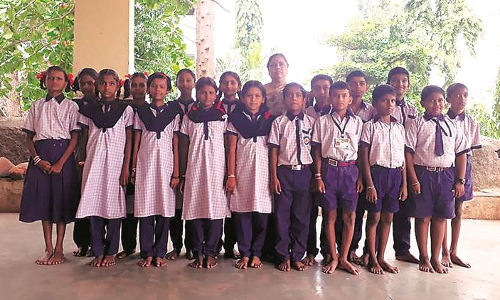 19 വിദ്യാര്‍ഥികള്‍ക്ക് സര്‍ക്കാര്‍ സ്കോളര്‍ഷിപ്പ്; അധ്യാപികയ്ക്ക് കാര്‍ സമ്മാനിച്ച് ഒരു ഗ്രാമം