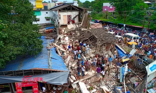പാലക്കാട് തകര്‍ന്ന കെട്ടിടം നഗരസഭാ എഞ്ചിനീയറിംഗ് വിഭാഗം പരിശോധിക്കുന്നു