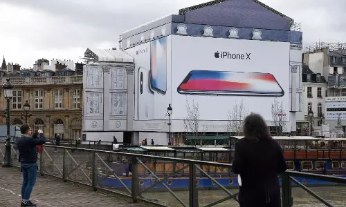 ലക്ഷം കോടി ഡോളർ വിപണിമൂല്യമുള്ള ആദ്യ കമ്പനിയായി ആപ്പിള്‍