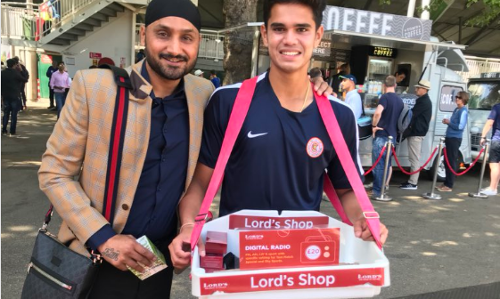 ‘ആരാണ് റേഡിയോ വില്‍ക്കുന്നതെന്ന് നോക്കൂ? 50 എണ്ണം വിറ്റു കഴിഞ്ഞു’