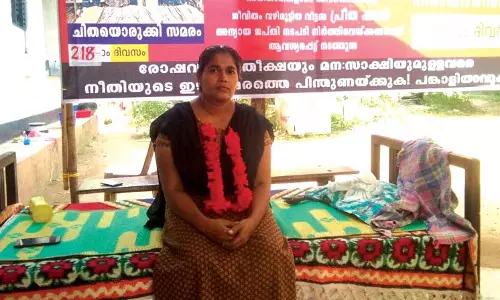 എം എം ഹസ്സനും ഉമ്മൻ ചാണ്ടിയും പ്രീതാ ഷാജിയുടെ സമരപ്പന്തൽ സന്ദർശിച്ചു