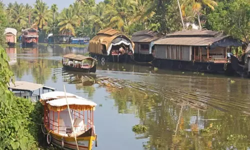 പ്രളയത്തില്‍ തകര്‍ന്നടിഞ്ഞ് ടൂറിസം മേഖല: ജീവനോപാധി നഷ്ടപ്പെട്ട് അനേകം പേര്‍