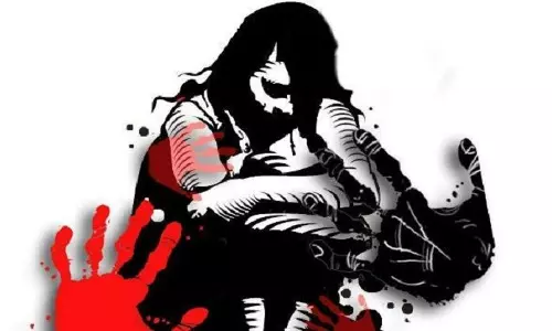 പീഡിപ്പിക്കാൻ ശ്രമിച്ചവരെ  വളർത്തു നായ  കടിച്ച് പരിക്കേൽപ്പിച്ചു; യുവതി പീഡനത്തിൽ നിന്നും രക്ഷപെട്ടു 