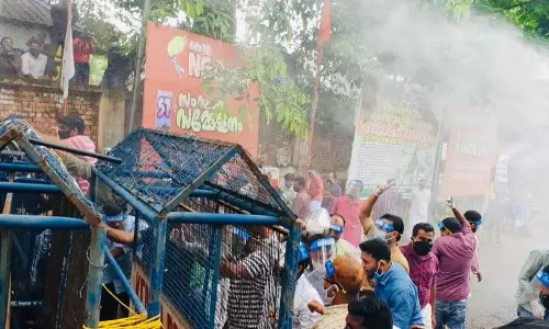 മുഖ്യമന്ത്രിയുടെ രാജി ആവശ്യപ്പെട്ട് പ്രതിപക്ഷ സംഘടനകളുടെ പ്രതിഷേധം; കോഴിക്കോട് ലാത്തിച്ചാര്ജ്ജ്, കണ്ണൂരില് ജലപീരങ്കിയും ഗ്രനേഡ് പ്രയോഗവും മുഖ്യമന്ത്രിയുടെ രാജി ആവശ്യപ്പെട്ട് പ്രതിപക്ഷ സംഘടനകളുടെ പ്രതിഷേധം; കോഴിക്കോട് ലാത്തിച്ചാര്ജ്ജ്, കണ്ണൂരില് ജലപീരങ്കിയും ഗ്രനേഡ് പ്രയോഗവും