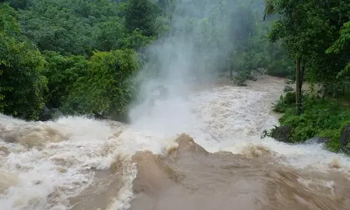 കനത്ത മഴ ചൊവ്വാഴ്ച വരെ തുടരും; 8 ജില്ലകളില് റെഡ് അലര്ട്ട് കനത്ത മഴ ചൊവ്വാഴ്ച വരെ തുടരും; 8 ജില്ലകളില് റെഡ് അലര്ട്ട്