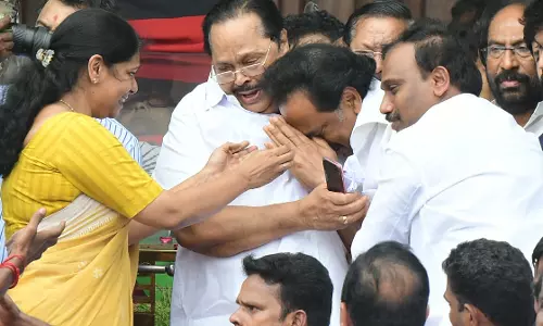 കരുണാനിധിയുടെ മരണത്തിലും രാഷ്ട്രീയം കളിച്ച് എഡിഎംകെ