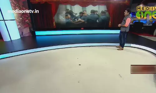 കേരളഹൗസിൽ കത്തിയുമായി മലയാളി യുവാവ് | News Theatre |04-08-18