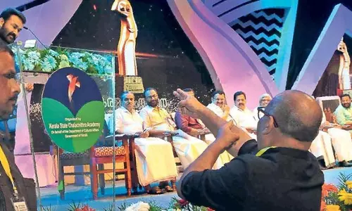 ചലച്ചിത്ര പുരസ്‌കാര വിതരണ ചടങ്ങില്‍ മോഹന്‍ലാലിനെതിരെ ‘തോക്ക്’ ചൂണ്ടി അലന്‍സിയര്‍