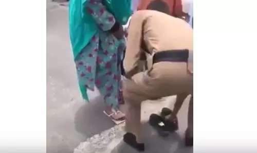 മക്കയിലെ കൊടുംചൂടില്‍ നടക്കാന്‍ വിഷമിച്ച സ്ത്രീക്ക് സ്വന്തം ഷൂ നല്‍കി പൊലീസുകാരന്‍