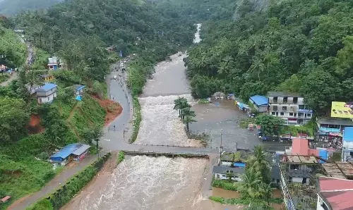 കാലവര്ഷ കെടുതി: നാല് ദിവസത്തിനുള്ളില് മരിച്ചത് 37 പേര്; വ്യാഴാഴ്ച വരെ കനത്ത മഴ കാലവര്ഷ കെടുതി: നാല് ദിവസത്തിനുള്ളില് മരിച്ചത് 37 പേര്; വ്യാഴാഴ്ച വരെ കനത്ത മഴ