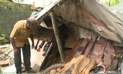 തകര്‍ന്ന കൂര കണ്ട് കണ്ണുനിറഞ്ഞ് ലോഹിതാക്ഷന്‍