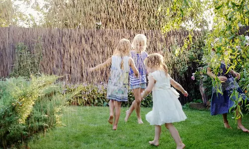 മാതാപിതാക്കള്‍‌ സെല്‍ഫിയെടുക്കുന്ന തിരക്കില്‍; 3വയസുകാരി തടാകത്തില്‍ വീണ് മുങ്ങി മരിച്ചു