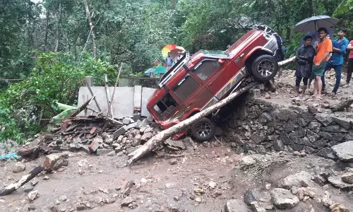 കേരളത്തിന്‍റെ വിവിധ ഭാഗങ്ങളില്‍ നിന്നുള്ള പ്രളയക്കെടുതിയുടെ ചിത്രങ്ങള്‍