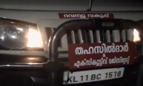 താമരശ്ശേരിയില്‍ മണല്‍ ലോറി കയറ്റി തഹസില്‍ദാറെ അപായപ്പെടുത്താന്‍ ശ്രമം