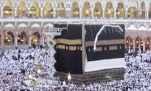 കഅ്ബക്കായി നെയ്തെടുത്ത പുതിയ കിസ്വ മൂടുപടം പുതപ്പിച്ചു കഅ്ബക്കായി നെയ്തെടുത്ത പുതിയ കിസ്വ മൂടുപടം പുതപ്പിച്ചു