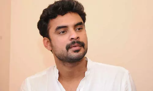 വെള്ളപ്പൊക്കത്തില്‍ ബുദ്ധിമുട്ടുന്നവര്‍ക്ക് വീട്ടിലേക്ക് വരാമെന്ന് ടൊവിനോ