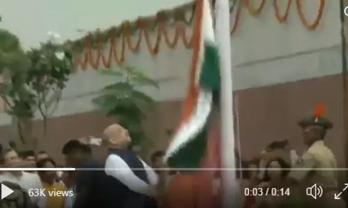 അമിത് ഷാ ഉയര്‍ത്തിയ ദേശീയ പതാക താഴെ വീഴുന്നതിന്‍റെ ദൃശ്യങ്ങള്‍ വൈറല്‍