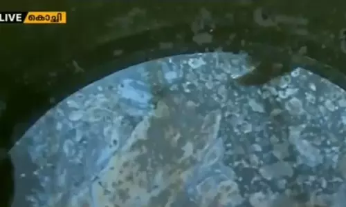 ആലുവയിലെ ചാലക്കൽ മേഖലയിൽ കുടിവെള്ളത്തിൽ ടാറിന്റെ സാന്നിധ്യം 