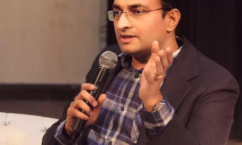 ‘ആര് എപ്പൊ അഭയാര്ഥിയാകുമെന്ന് പറയാനാവില്ല’ ഐ.എ.എസ് ഓഫീസർ വീടുവിട്ടിറങ്ങുന്ന ചിത്രവുമായി ‘കലക്ടര് ബ്രോ’ ‘ആര് എപ്പൊ അഭയാര്ഥിയാകുമെന്ന് പറയാനാവില്ല’ ഐ.എ.എസ് ഓഫീസർ വീടുവിട്ടിറങ്ങുന്ന ചിത്രവുമായി ‘കലക്ടര് ബ്രോ’