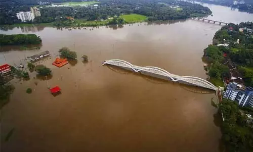 പെരിയാറിലെ ജലനിരപ്പ് കുറഞ്ഞു; ആളുകള്‍ വീടുകളിലേക്ക്