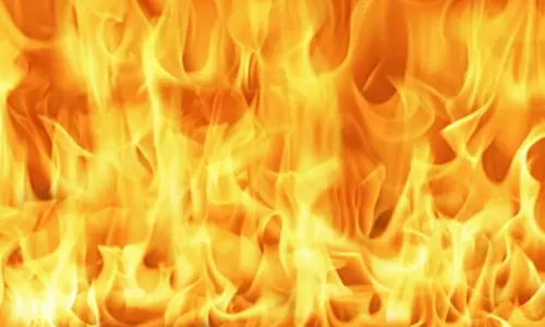 കോഴിക്കോട്  നാലുനില കെട്ടിടത്തിന് തീപിടിച്ചു