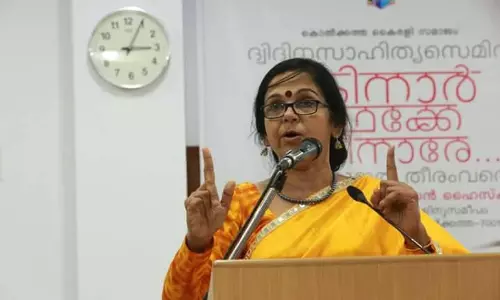 ഉഗ്രവിഷ സർപ്പങ്ങൾ പോലും ആ സമയത്ത് വിഷം ചീറ്റാറില്ല മനുഷ്യാ; ടി.ജി മോഹന്ദാസിന് മറുപടിയുമായി ശാരദക്കുട്ടി ഉഗ്രവിഷ സർപ്പങ്ങൾ പോലും ആ സമയത്ത് വിഷം ചീറ്റാറില്ല മനുഷ്യാ; ടി.ജി മോഹന്ദാസിന് മറുപടിയുമായി ശാരദക്കുട്ടി