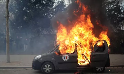 ഫ്രാന്സില് സര്ക്കാര് വിരുദ്ധ പ്രക്ഷോഭം രൂക്ഷമാകുന്നു; പ്രതിഷേധക്കാരും പൊലീസും തെരുവില് ഏറ്റുമുട്ടി ഫ്രാന്സില് സര്ക്കാര് വിരുദ്ധ പ്രക്ഷോഭം രൂക്ഷമാകുന്നു; പ്രതിഷേധക്കാരും പൊലീസും തെരുവില് ഏറ്റുമുട്ടി
