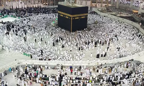 ദുല്‍ഖഅദിലെ അവസാന വെള്ളി ഹറമില്‍ പ്രാര്‍ഥനക്ക് വന്‍ തിരക്ക്; കൊടും ചൂടിലേക്ക് പുണ്യനഗരം