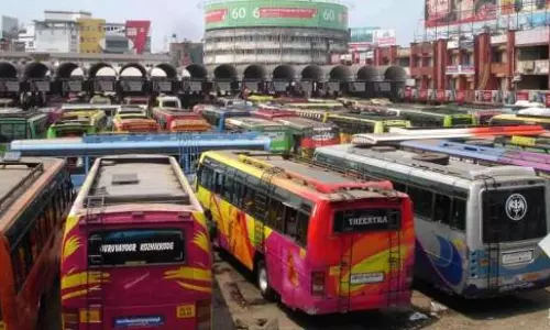 പൊതുഗതാഗതം സ്തംഭിച്ചു, സ്വകാര്യ വാഹനങ്ങള്‍ നിരത്തിലിറങ്ങി
