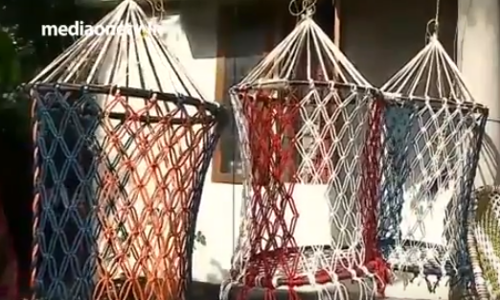 ചൂരലും വര്‍ണച്ചരടുകളും ഉപയോഗിച്ച് മനോഹരമായ ഊഞ്ഞാലുകള്‍ നെയ്തെടുത്ത് വീട്ടമ്മമാര്‍