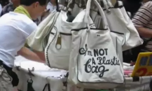 അയാം നോട്ട് പ്ലാസ്റ്റിക്: പ്രകൃതി സൌഹൃദബാഗുകളുമായി ഖത്തര്‍  