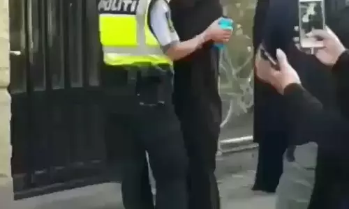 സമരം ചെയ്യുന്ന ആ മുസ്‍ലിം യുവതിയെ അറസ്റ്റ് ചെയ്യുന്നതിന് പകരം പൊലീസുകാരി കെട്ടിപ്പിടിച്ചതെന്തിന്?