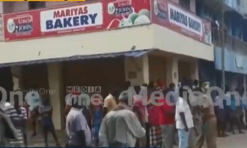 പൂന്തുറയിൽ ലോക്ഡൗൺ ലംഘിച്ച് ജനങ്ങൾ തെരുവിലിറങ്ങി