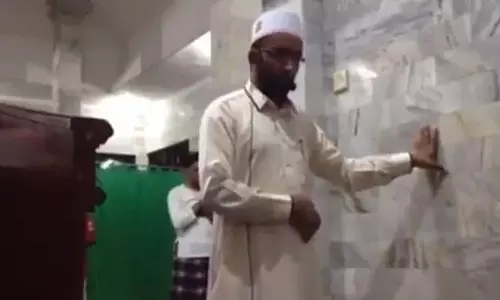 നമസ്കാരത്തിനിടെ ഭൂമികുലുങ്ങി; പതറാതെ നമസ്കാരം പൂര്‍ത്തിയാക്കുന്ന ഇമാമിന്റെ വീഡിയോ വൈറലാകുന്നു