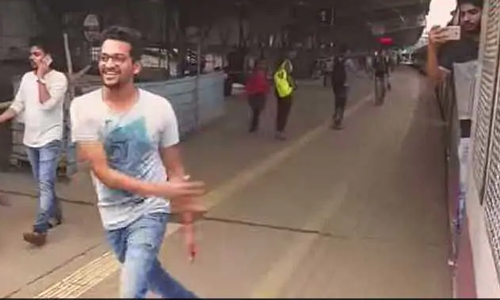 ഓടിക്കൊണ്ടിരിക്കുന്ന തീവണ്ടിക്ക് സമീപം കീ കീ ചലഞ്ച്; 3 ദിവസം റയില്‍വെ സ്റ്റേഷന്‍ വൃത്തിയാക്കാന്‍ കോടതി ശിക്ഷയും വിധിച്ചു