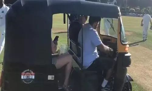 ഈ ഓട്ടോറിക്ഷക്കെന്താ ക്രിക്കറ്റ് ഗ്രൗണ്ടില്‍ കാര്യം? 