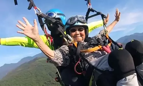 ആകാശത്ത് പൊങ്ങിപ്പറക്കുന്ന അമ്മൂമ്മ; പാരാഗ്ലൈഡിങ് നടത്തുന്ന 93 കാരി