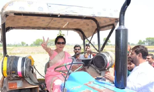 ഹേമമാലിനിയുടെ ട്രാക്ടര്‍  പ്രചാരണത്തെ പരിഹസിച്ച് ഒമര്‍ അബ്ദുള്ള 