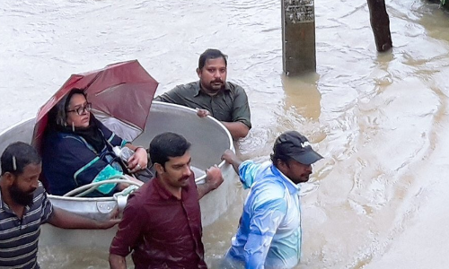 മല്ലികാ സുകുമാരന്റെയും ധര്‍മ്മജന്റെയും വീട്ടില്‍ വെള്ളം കയറി, ഇരുവരെയും രക്ഷപ്പെടുത്തി