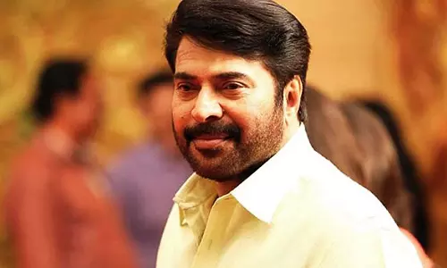 ദുരിതാശ്വാസ ക്യാമ്പിലുള്ളവരോടൊപ്പം ഓണമാഘോഷിച്ച് മമ്മൂട്ടി