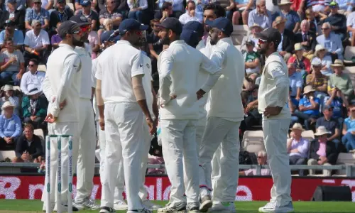 ഇന്ത്യന്‍ പേസര്‍മാര്‍ക്ക് മുന്നില്‍ നടുവൊടിഞ്ഞ് ഇംഗ്ലണ്ട്  