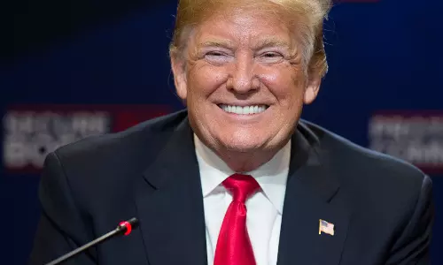 വെള്ളപ്പൊക്കത്തില്‍ രക്ഷാപ്രവര്‍ത്തനം നടത്തുന്ന ട്രംപ്‌; മാരക തള്ളിന്‌ പിന്നിലെ യാഥാര്‍ത്ഥ്യം