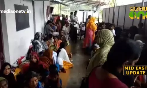 ആലുവയിലെ ദുരിതാശ്വാസ ക്യാമ്പില്‍ വെള്ളം കയറുന്നു