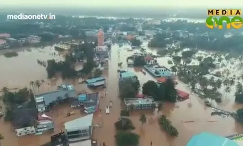 പ്രളയജലത്തില്‍ മുങ്ങിയ ആലുവയുടെ ആകാശദൃശ്യം