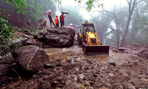 പാലക്കാടും തൃശൂരും ഉരുൾപൊട്ടലിൽ കാണാതായവര്‍ക്കായി തിരച്ചില്‍  തുടരും