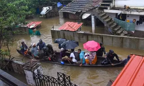 രക്ഷാപ്രവര്‍ത്തനം കാത്ത് കുട്ടികളും വൃദ്ധരും ഗര്‍ഭിണികളും ഉള്‍പ്പെടെ ആയിരങ്ങള്‍ 