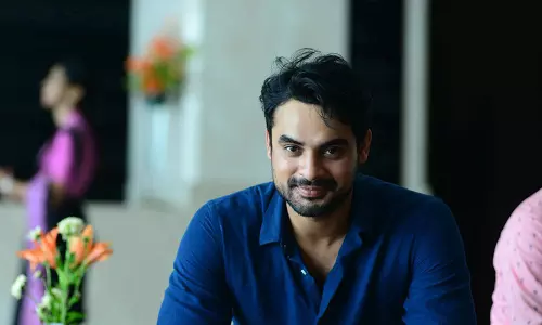 സെല്‍ഫിയൊക്കെ പിന്നെയാവാം; ദുരിതാശ്വാസ ക്യാമ്പുകളില്‍ സാധനങ്ങളെത്തിച്ച് ടൊവിനോ 